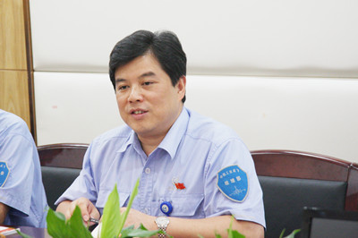 图为中航工业成飞副总经理潘杰莅临我院关心职工补充医疗保险工作