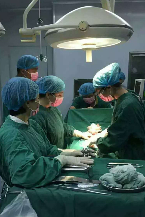 成飞医院妇科专家成功完成雷波县首例宫颈糜烂病人利普刀手术